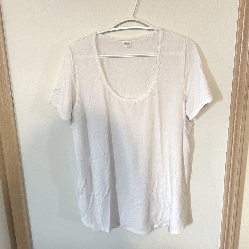 Scoop neck t-shirts